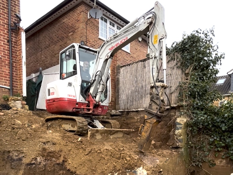 Excavator and hydraulic breaker